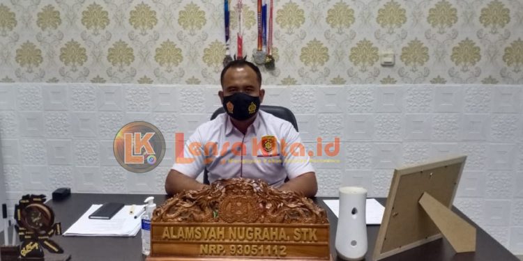 Ketgam : Kasat Reskrim Polres Kolut, Iptu Alamsya Nugraha, STK,saat di konfirmasi di ruang kerjanya, Kamis(14/01/2021)(Asran/Lensakita.id)